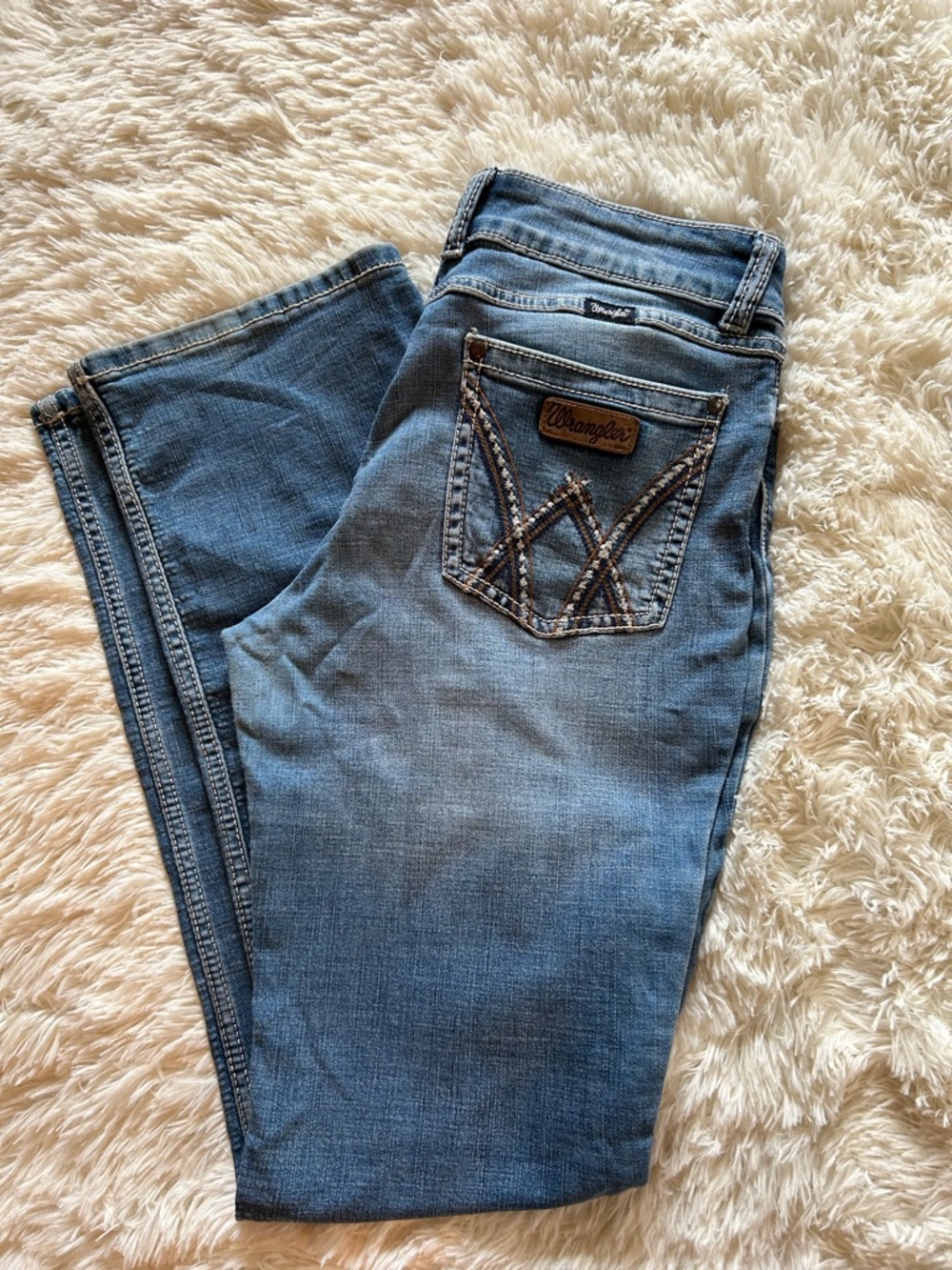 Wrangler Light Wash Boot Cut Jeans with Embroidered Back Pocket Size 11 - Picture 2 of 9